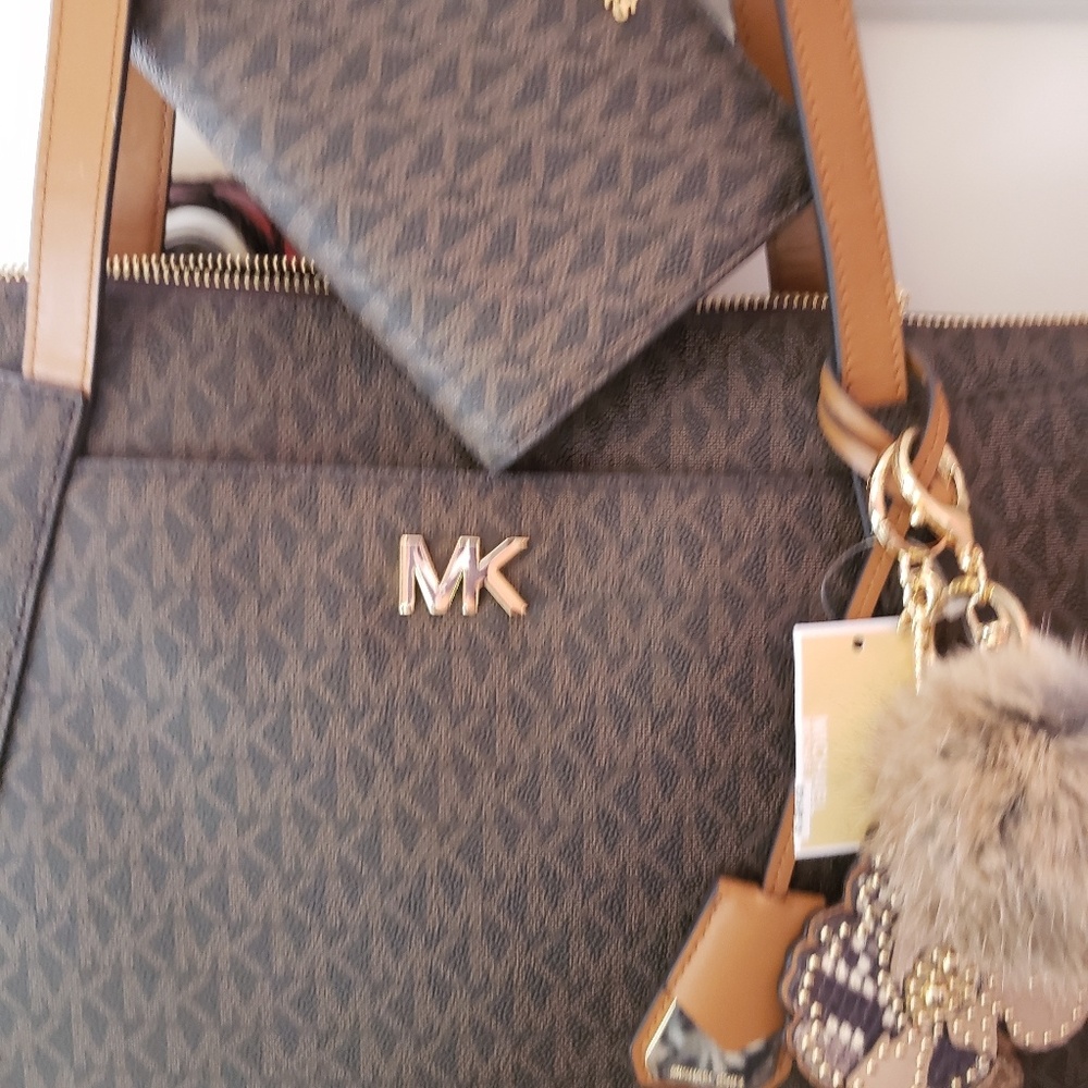 Michael Kors - Picture 3 of 6
